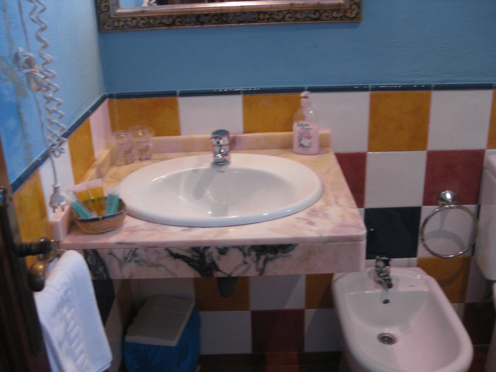 Hostal El Cascapenas De La Alpujarra Capileira Zimmer foto
